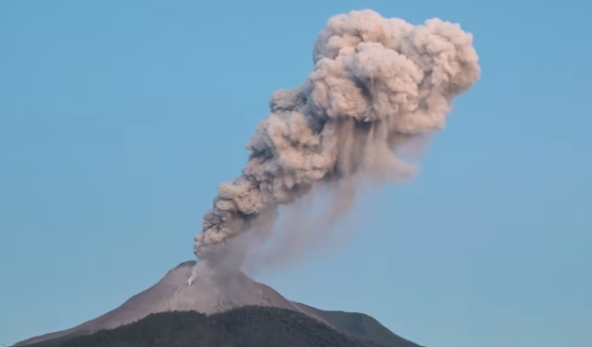 Indonesien: Vulkan Lewotobi Laki-Laki bricht zweimal aus